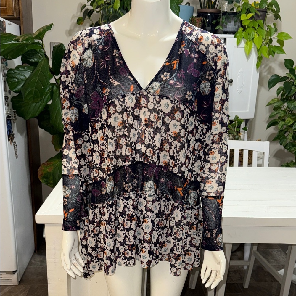 Free People extreme oversized small Floral V-Neck Women's Top with tight arms